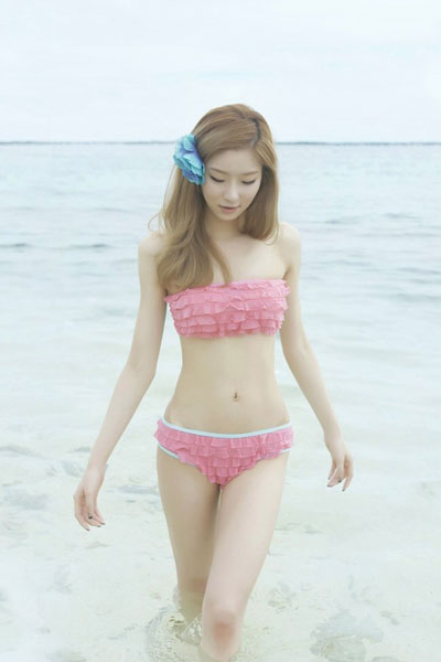 Hot girl Hàn diện bikini cho ngày hè thêm nóng bỏng